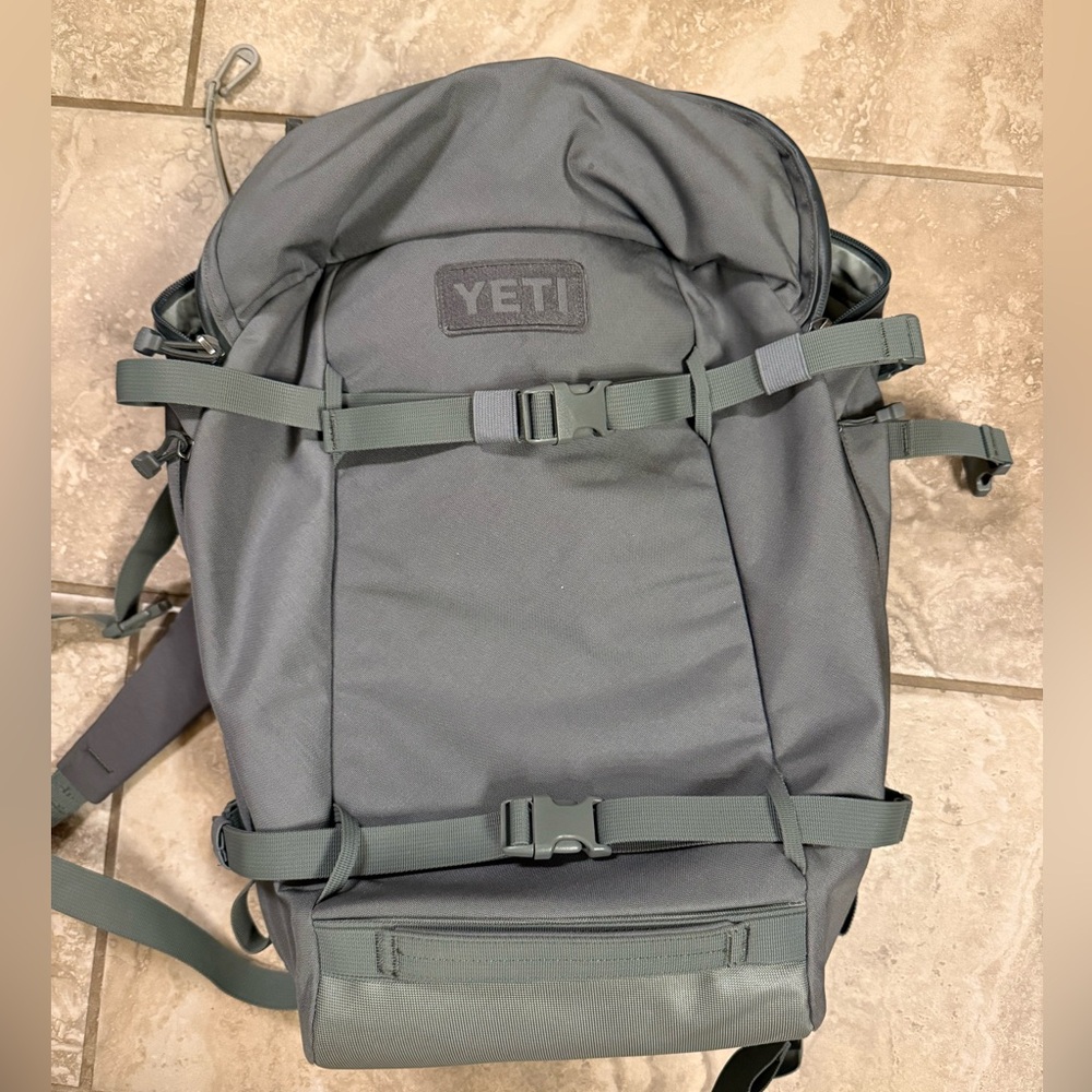 Yeti Crossroads 22L Camp Green backpack
